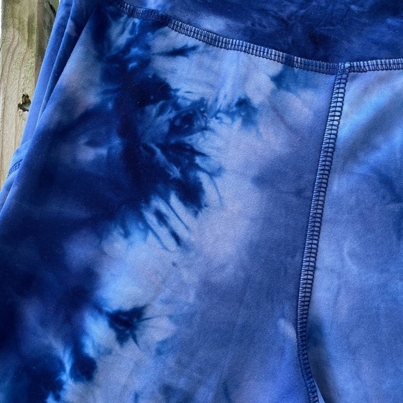 True Craft Yummy Tie Dye Pull On Leggings in Tanzanite Cloud - Picture 8 of 10
